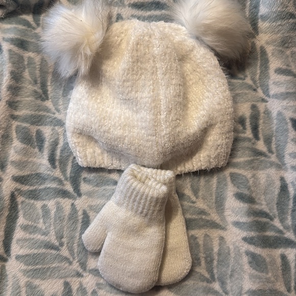 The Children's Place winter hat and mittens girls 
L-4T/5T brand new - Picture 3 of 3